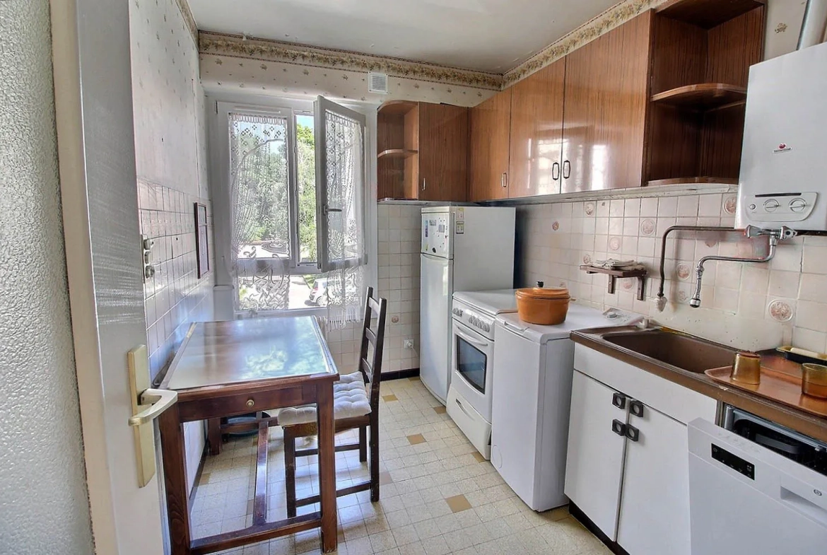 Bel appartement familial de 80 m² avec parking et loggia à Bron 