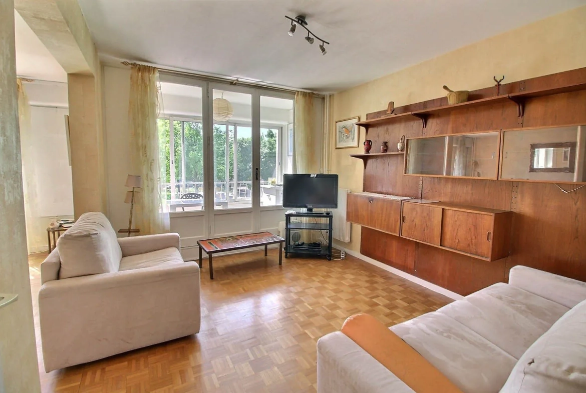 Bel appartement familial de 80 m² avec parking et loggia à Bron 