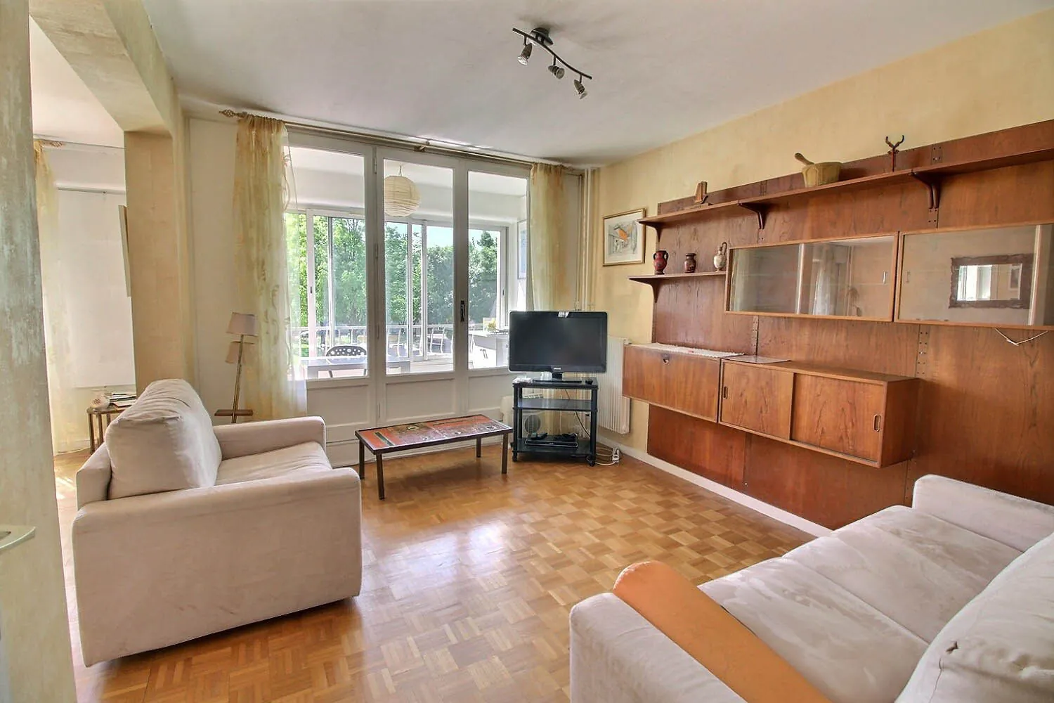 Bel appartement familial de 80 m² avec parking et loggia à Bron 