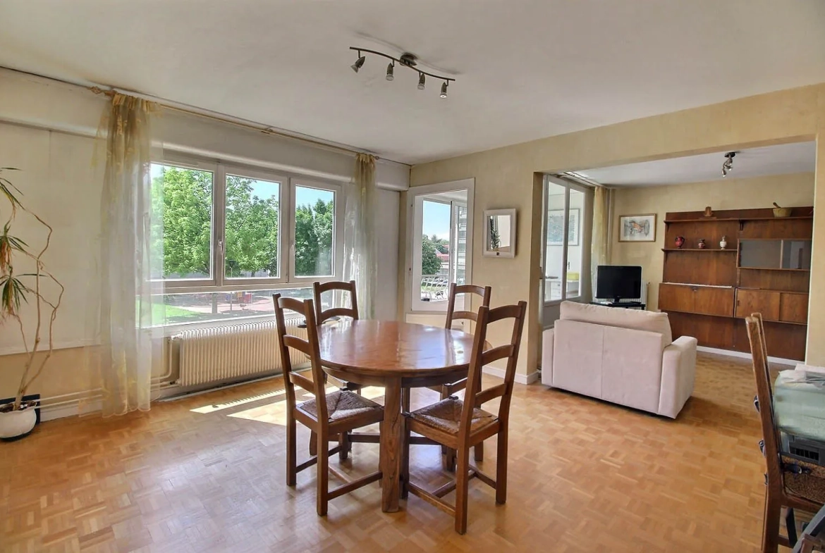 Bel appartement familial de 80 m² avec parking et loggia à Bron 