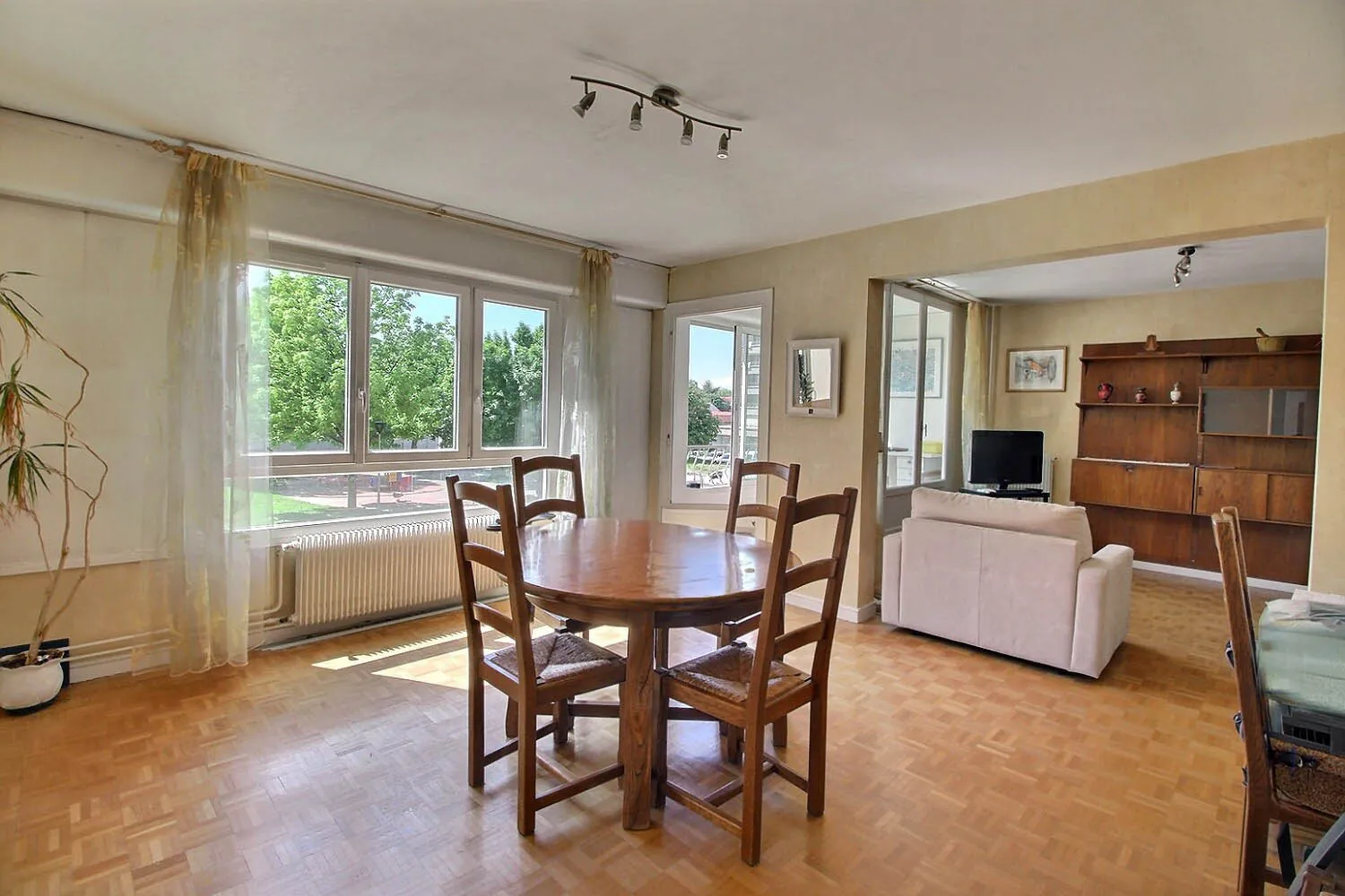 Bel appartement familial de 80 m² avec parking et loggia à Bron 
