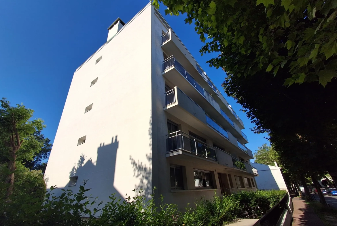 Studio meublé avec balcon et parking à Saint Maur des Fossés 