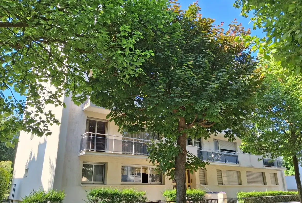 Studio meublé avec balcon et parking à Saint Maur des Fossés 