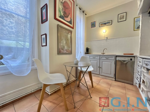 Appartement en vente à Elbeuf centre avec 2 chambres, grande pièce de vie et grenier