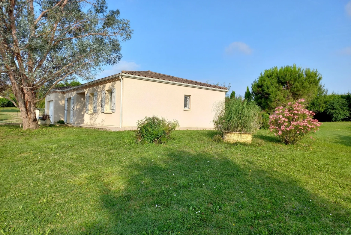 Maison de plain-pied avec 3 chambres et terrain de 1500m² à Seyches 