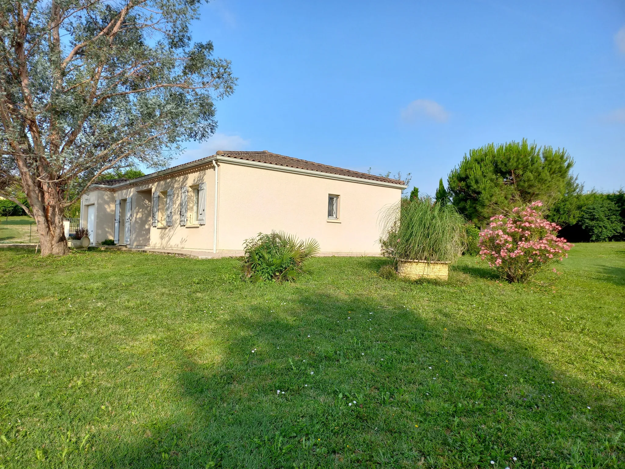 Maison de plain-pied avec 3 chambres et terrain de 1500m² à Seyches 