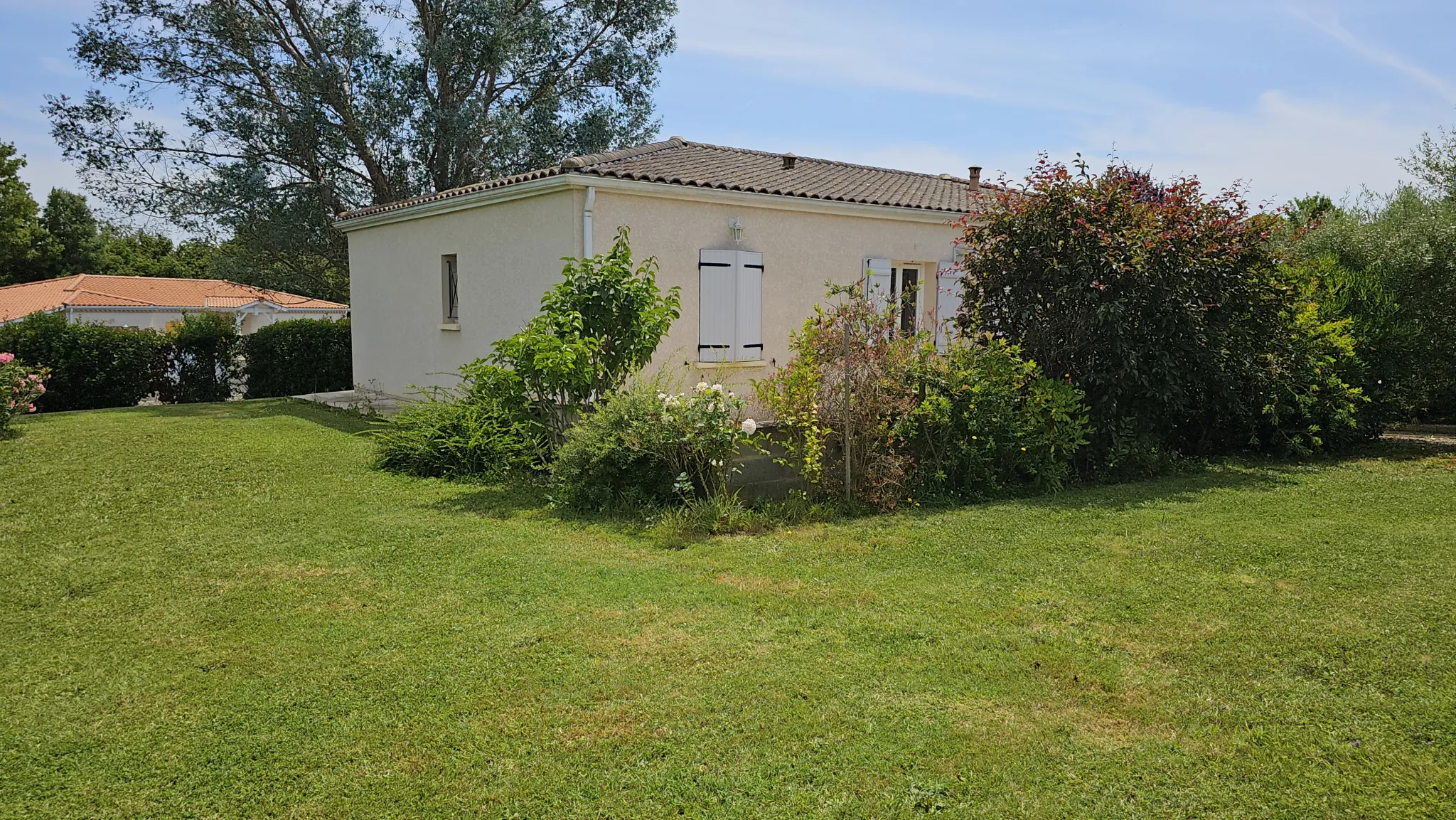 Maison de plain-pied avec 3 chambres et terrain de 1500m² à Seyches 