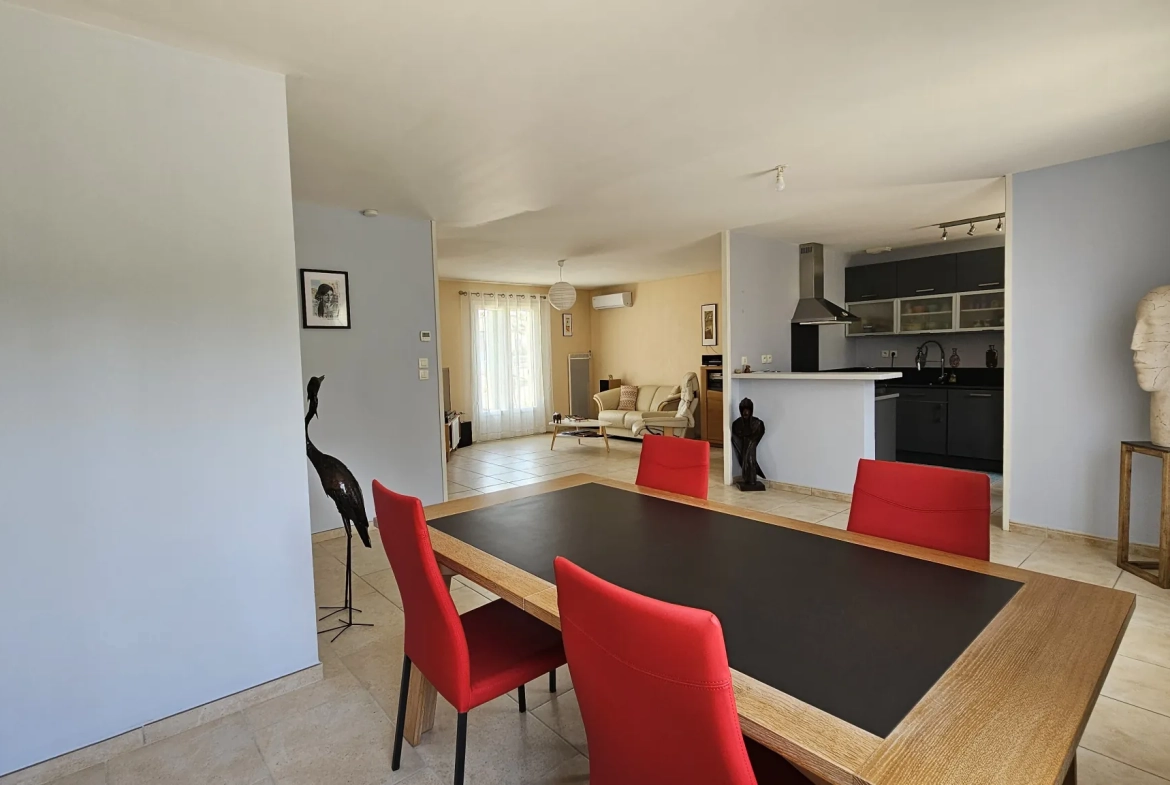 Maison de plain-pied avec 3 chambres et terrain de 1500m² à Seyches 