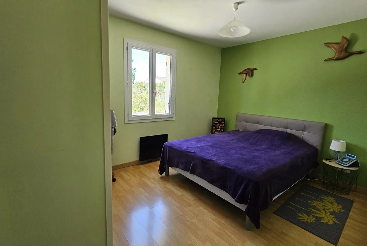 Maison de plain-pied avec 3 chambres et terrain de 1500m² à Seyches 