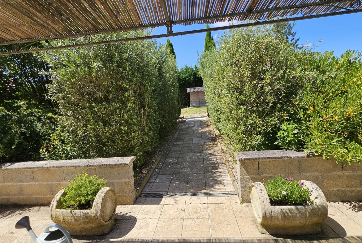 Maison de plain-pied avec 3 chambres et terrain de 1500m² à Seyches 