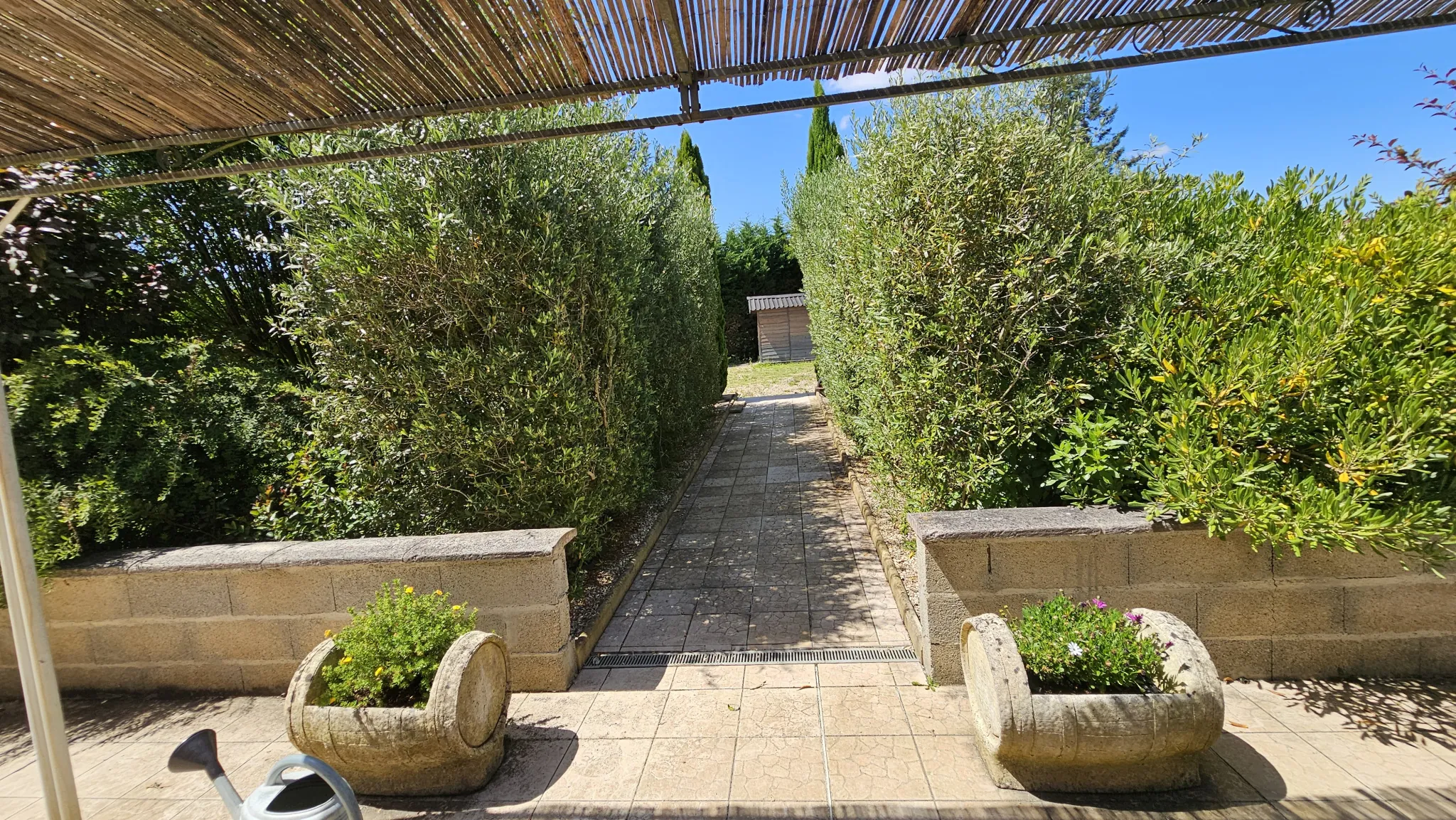 Maison de plain-pied avec 3 chambres et terrain de 1500m² à Seyches 