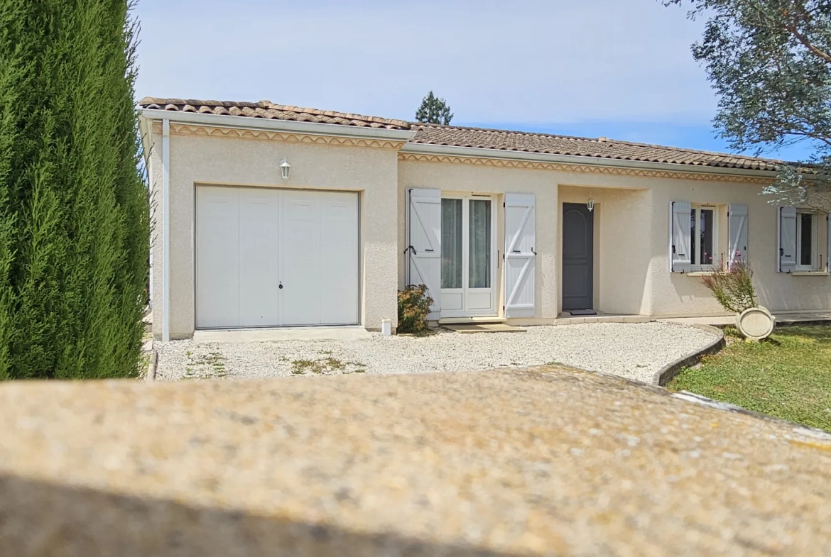 Maison de plain-pied avec 3 chambres et terrain de 1500m² à Seyches 