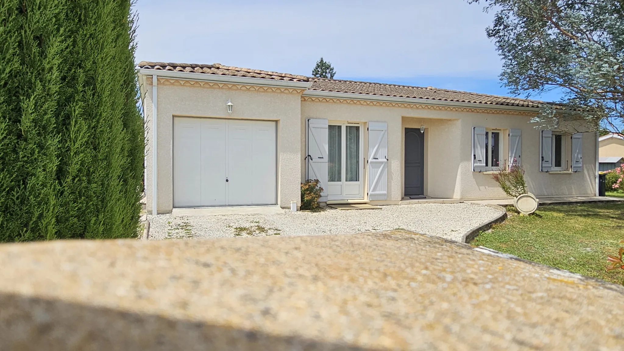 Maison de plain-pied avec 3 chambres et terrain de 1500m² à Seyches 