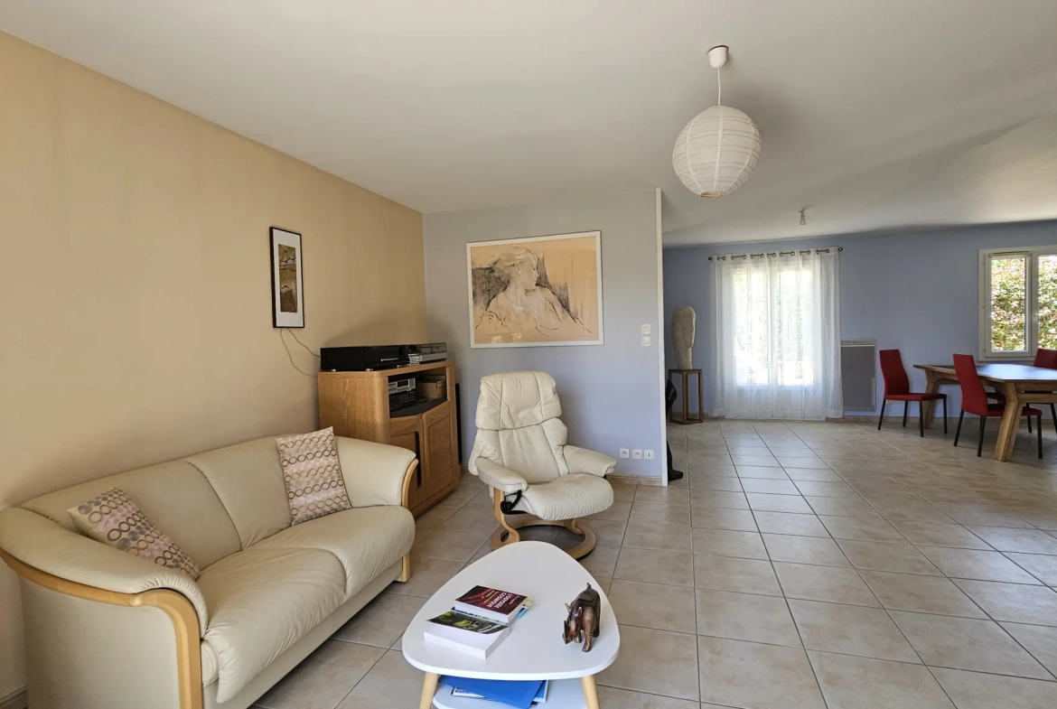 Maison de plain-pied avec 3 chambres et terrain de 1500m² à Seyches 