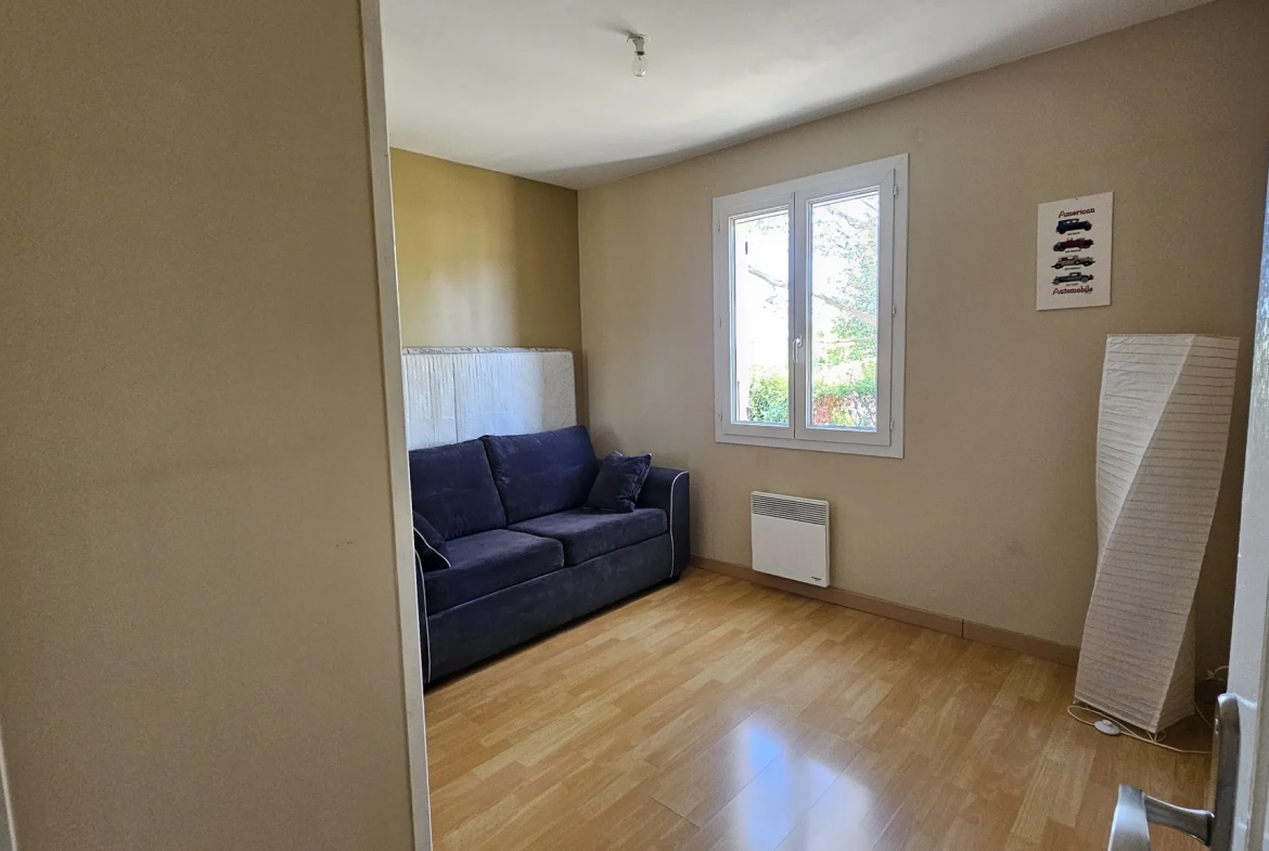 Maison de plain-pied avec 3 chambres et terrain de 1500m² à Seyches 