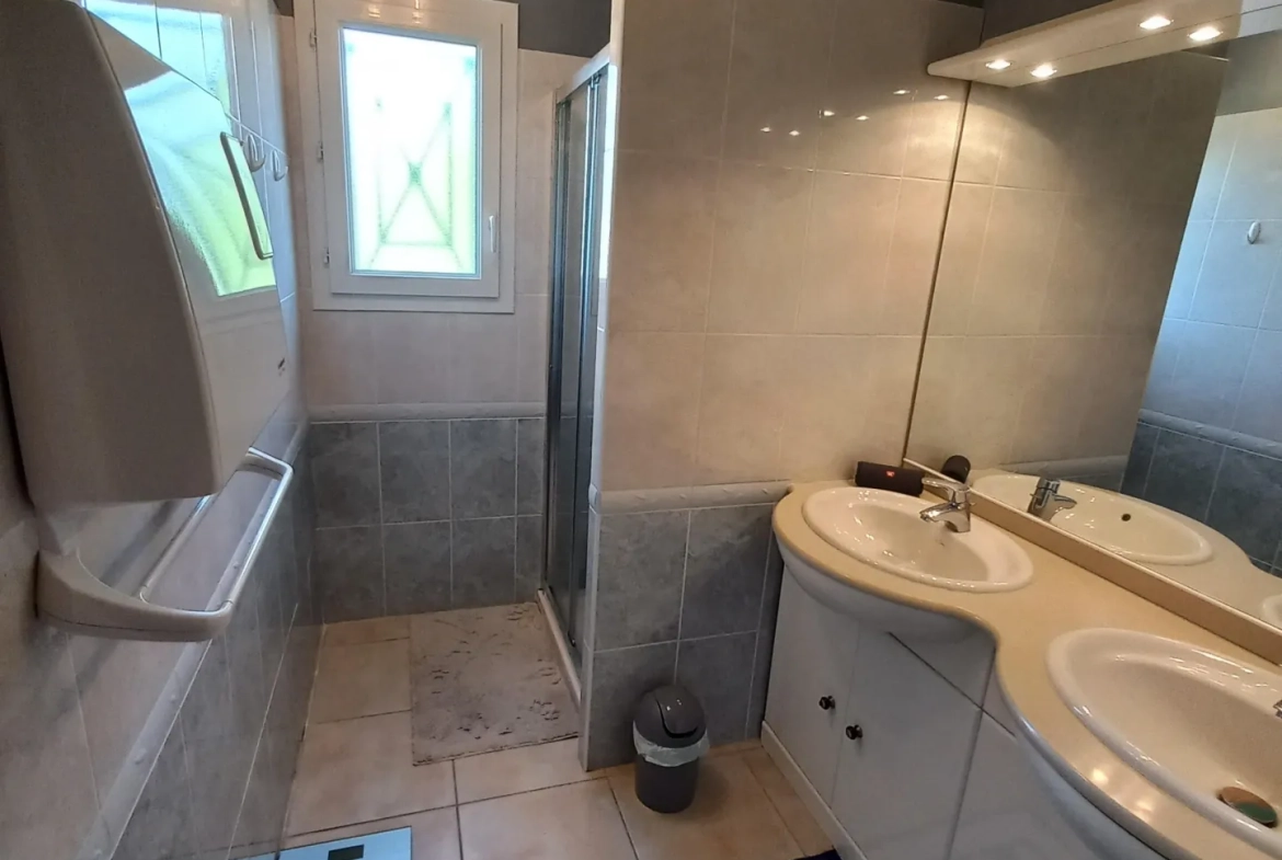 Maison de plain-pied avec 3 chambres et terrain de 1500m² à Seyches 