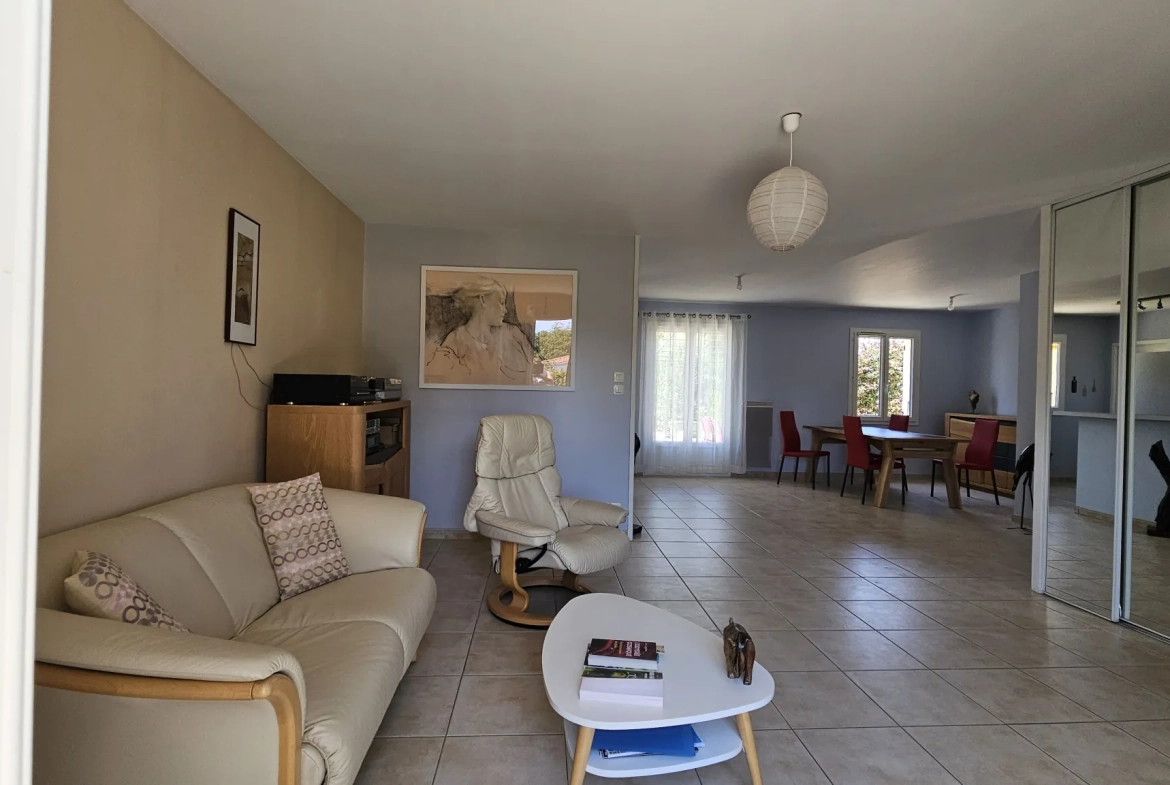 Maison de plain-pied avec 3 chambres et terrain de 1500m² à Seyches 