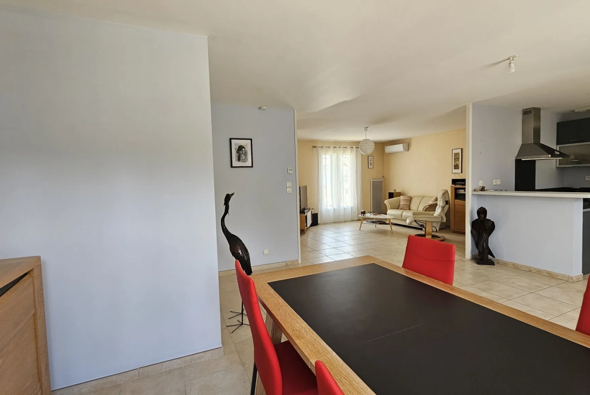 Maison de plain-pied avec 3 chambres et terrain de 1500m² à Seyches 