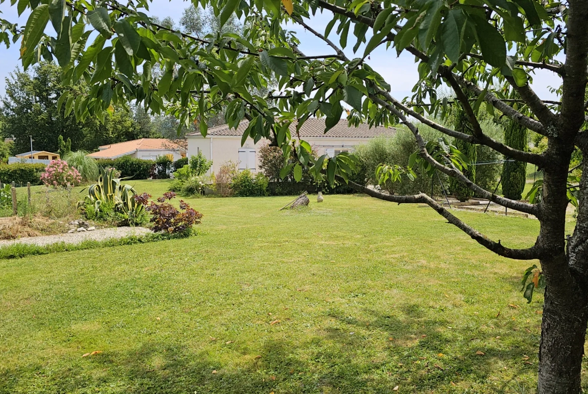Maison de plain-pied avec 3 chambres et terrain de 1500m² à Seyches 