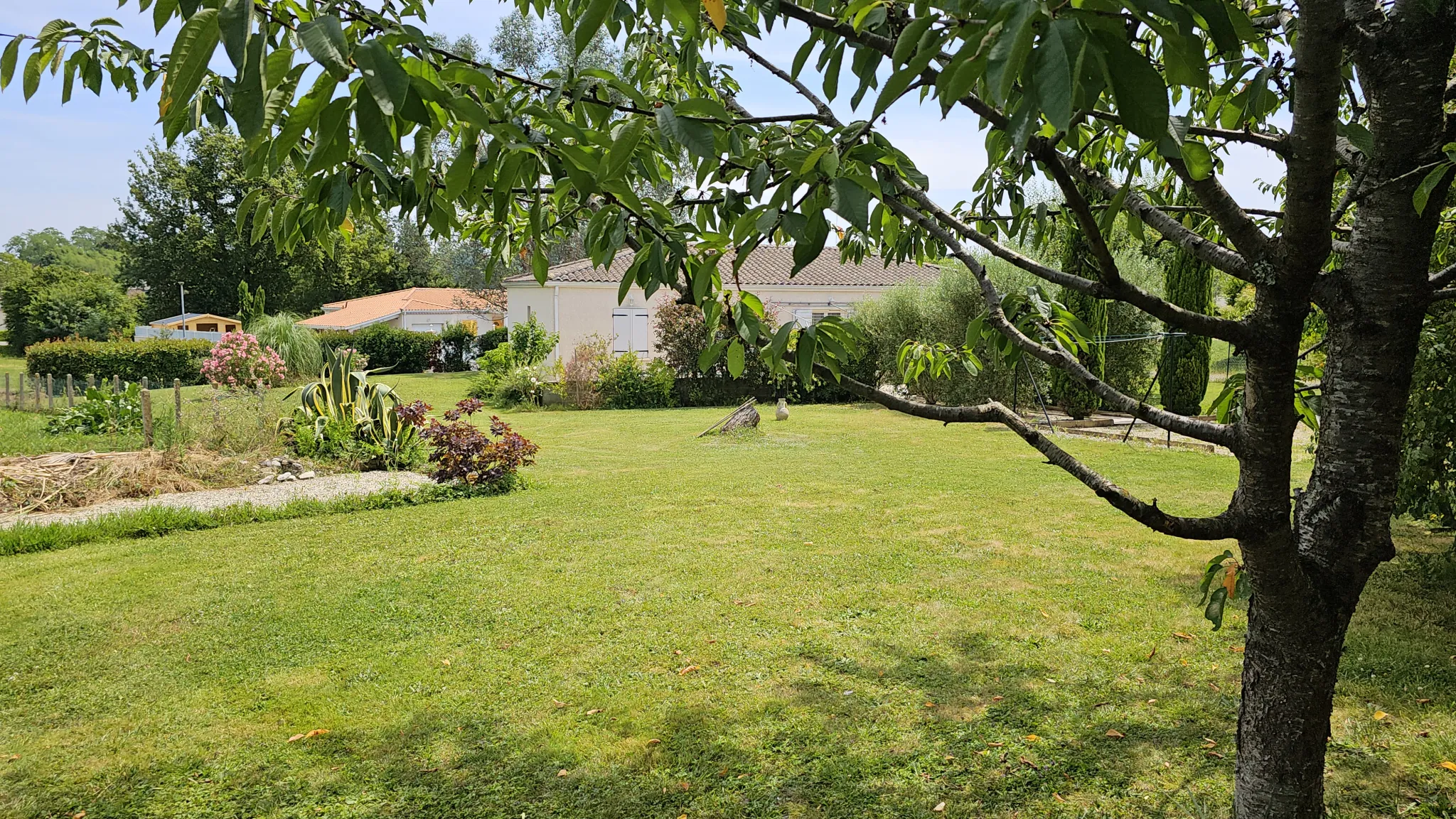 Maison de plain-pied avec 3 chambres et terrain de 1500m² à Seyches 
