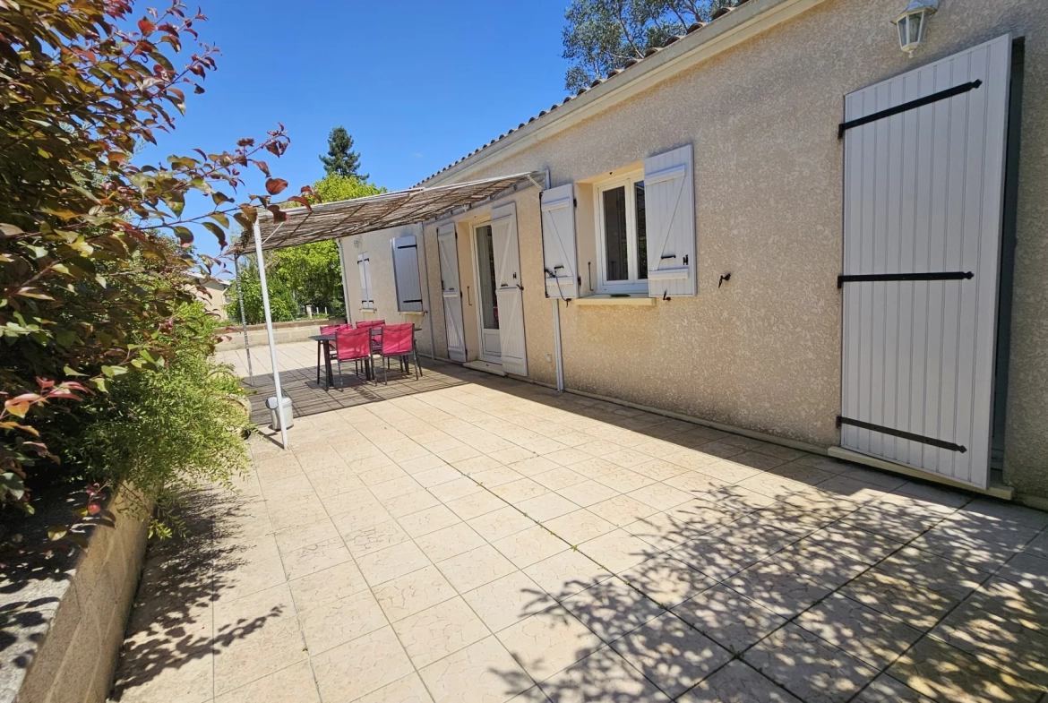 Maison de plain-pied avec 3 chambres et terrain de 1500m² à Seyches 