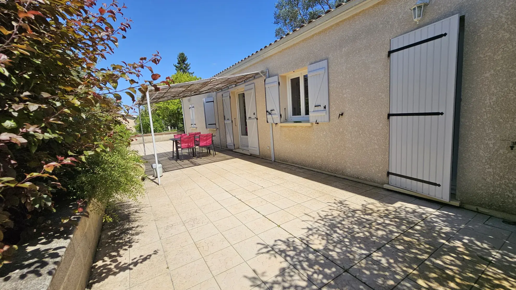 Maison de plain-pied avec 3 chambres et terrain de 1500m² à Seyches 