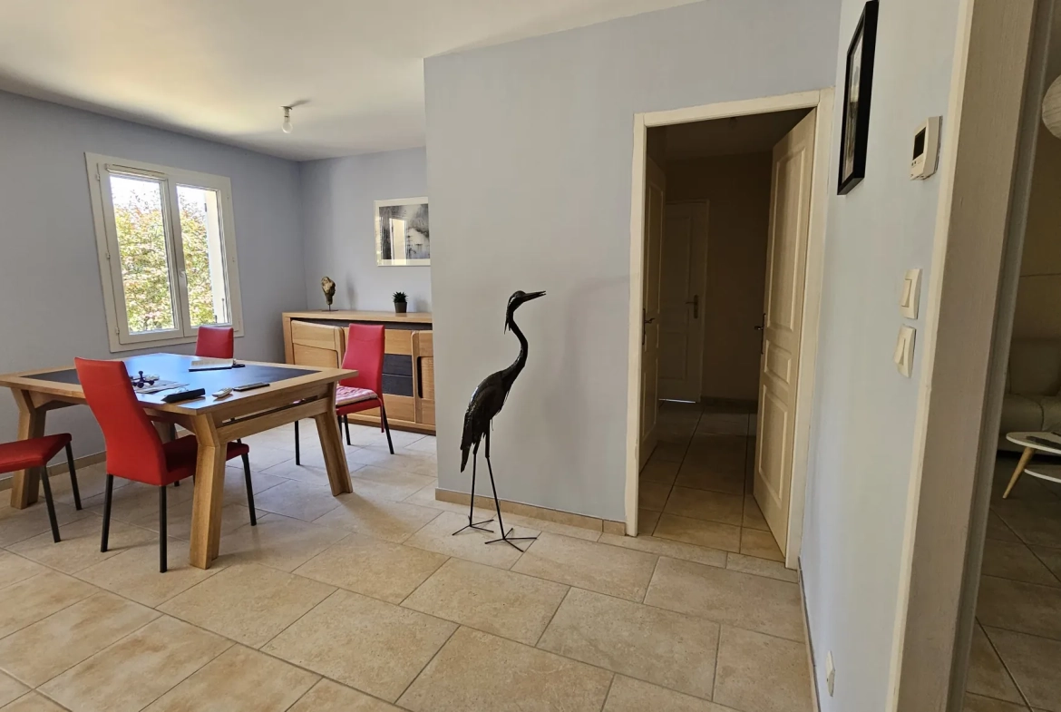 Maison de plain-pied avec 3 chambres et terrain de 1500m² à Seyches 