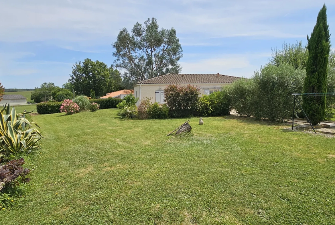 Maison de plain-pied avec 3 chambres et terrain de 1500m² à Seyches 