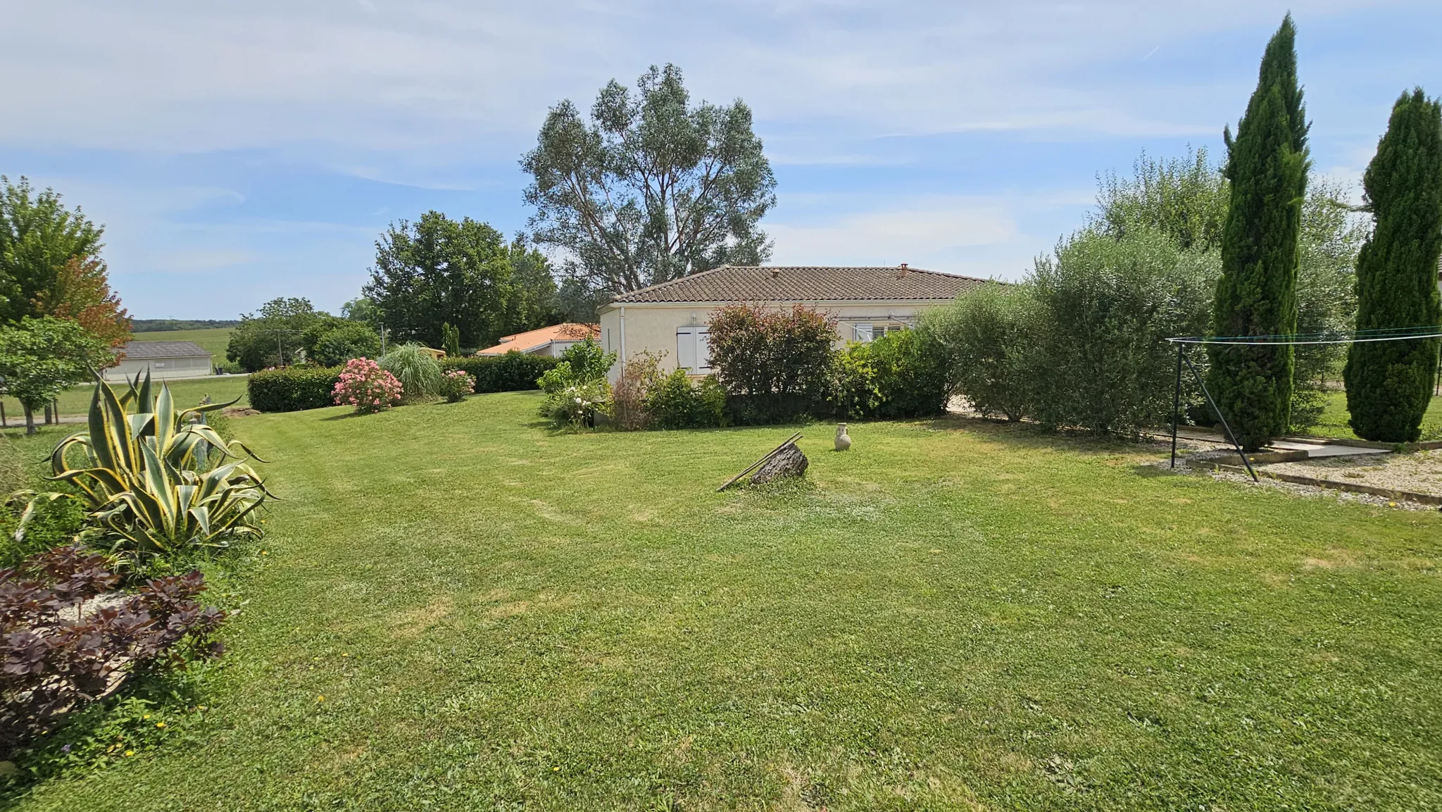 Maison de plain-pied avec 3 chambres et terrain de 1500m² à Seyches 