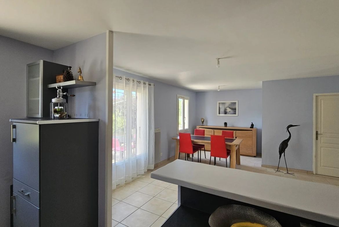 Maison de plain-pied avec 3 chambres et terrain de 1500m² à Seyches 