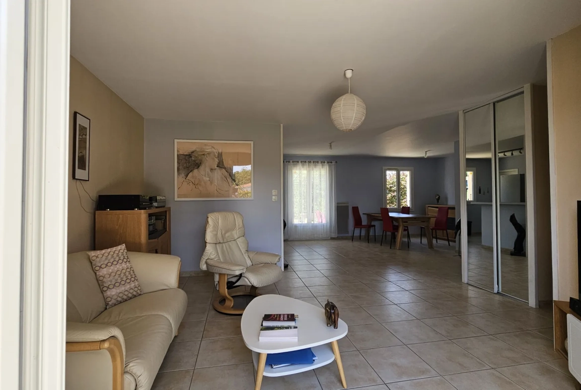 Maison de plain-pied avec 3 chambres et terrain de 1500m² à Seyches 