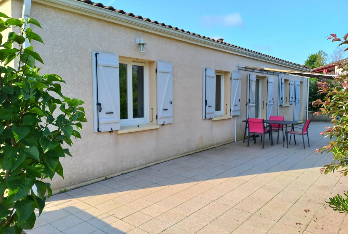 Maison de plain-pied avec 3 chambres et terrain de 1500m² à Seyches 