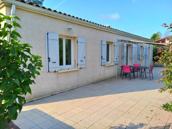 Maison de plain-pied avec 3 chambres et terrain de 1500m² à Seyches
