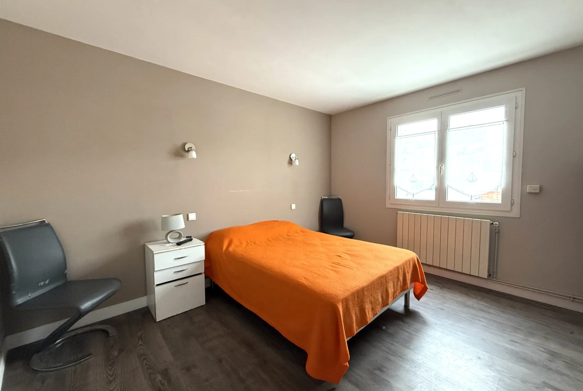 Maison en hyper-centre de Saintes avec 3 chambres, garage et cour privative 