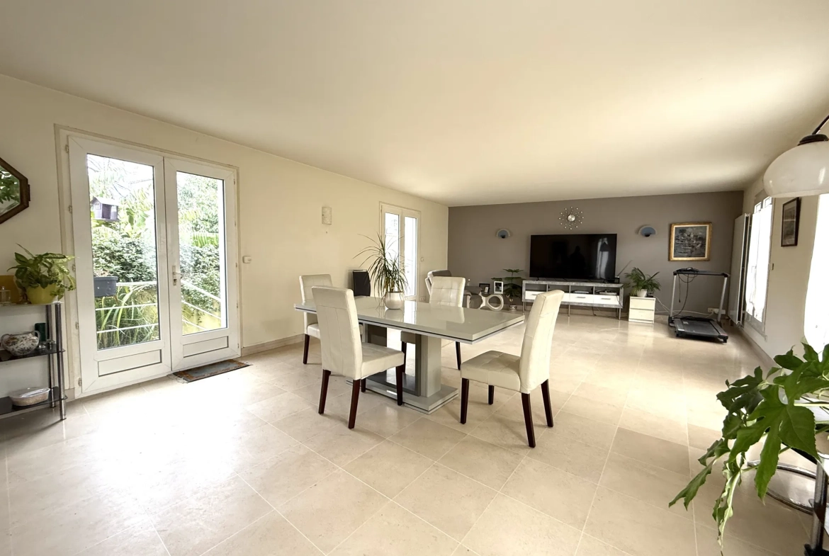 Maison en hyper-centre de Saintes avec 3 chambres, garage et cour privative 