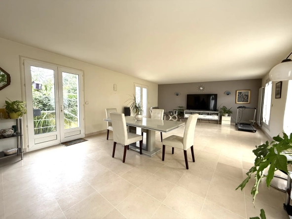 Maison en hyper-centre de Saintes avec 3 chambres, garage et cour privative