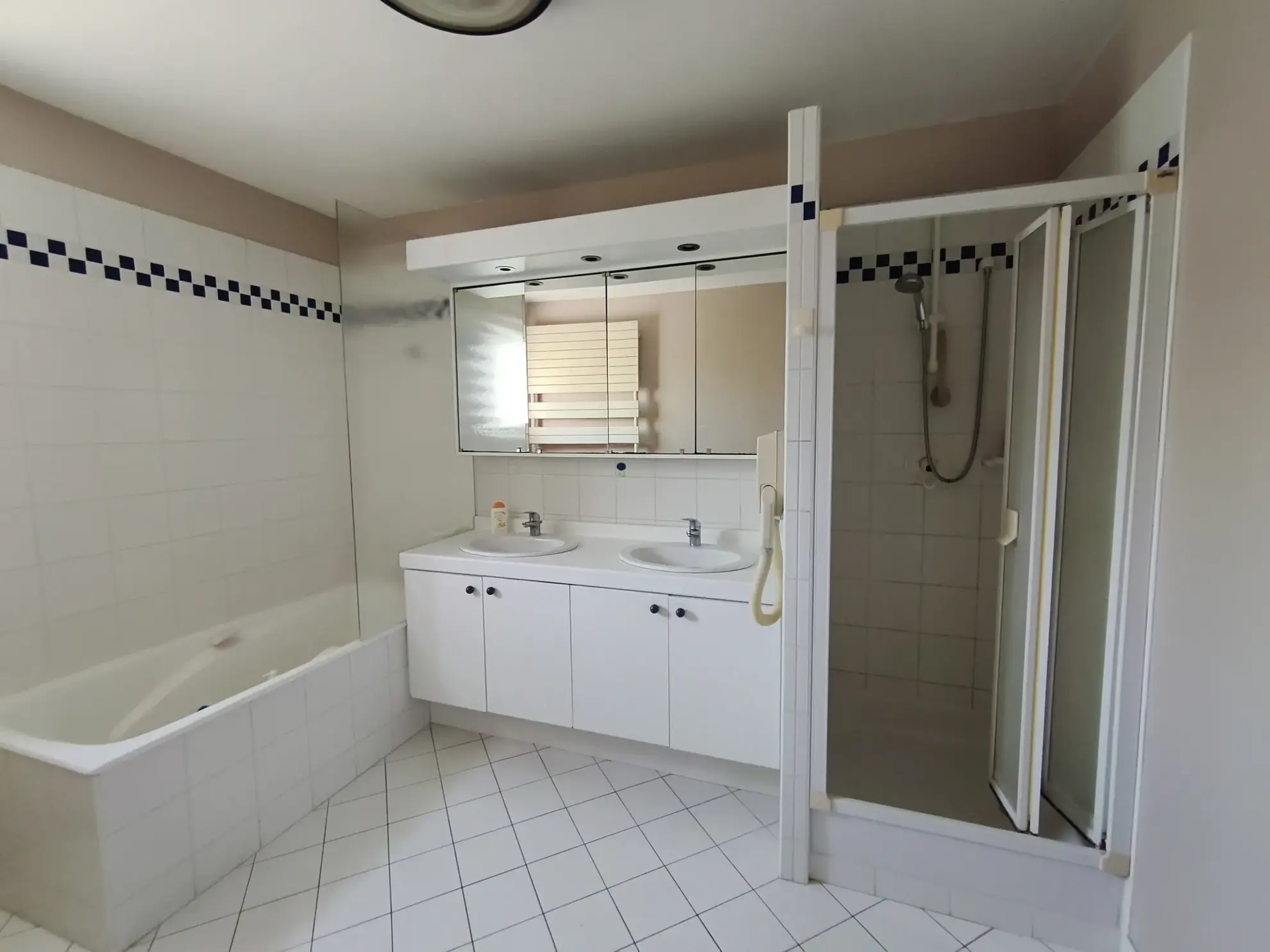 Maison en hyper-centre de Saintes avec 3 chambres, garage et cour privative 