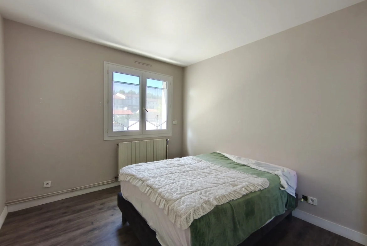 Maison en hyper-centre de Saintes avec 3 chambres, garage et cour privative 
