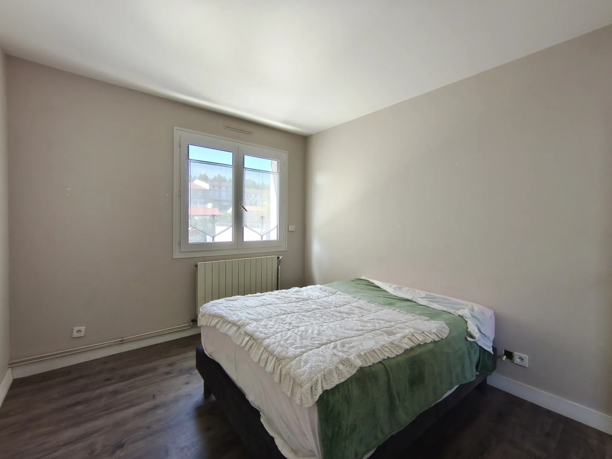 Maison en hyper-centre de Saintes avec 3 chambres, garage et cour privative 