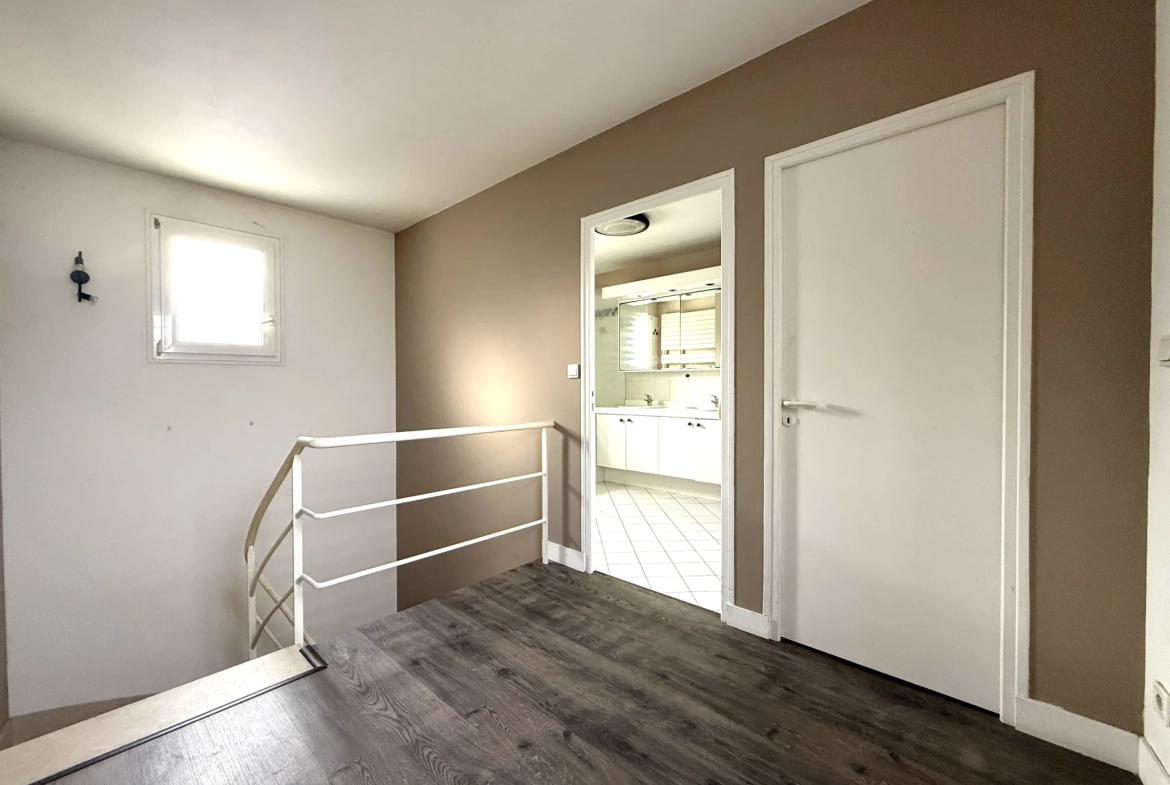 Maison en hyper-centre de Saintes avec 3 chambres, garage et cour privative 