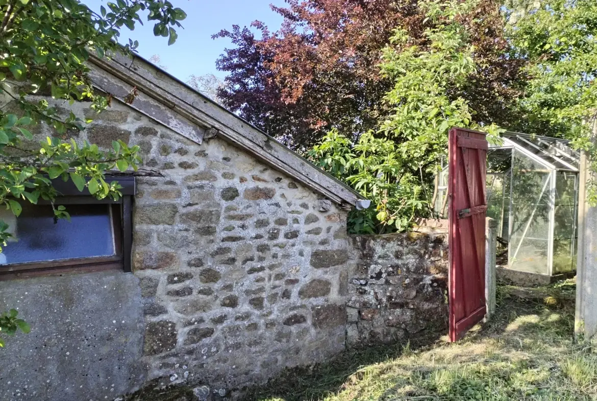 Maison à rénover de 48 m² avec grand terrain à Romagné 