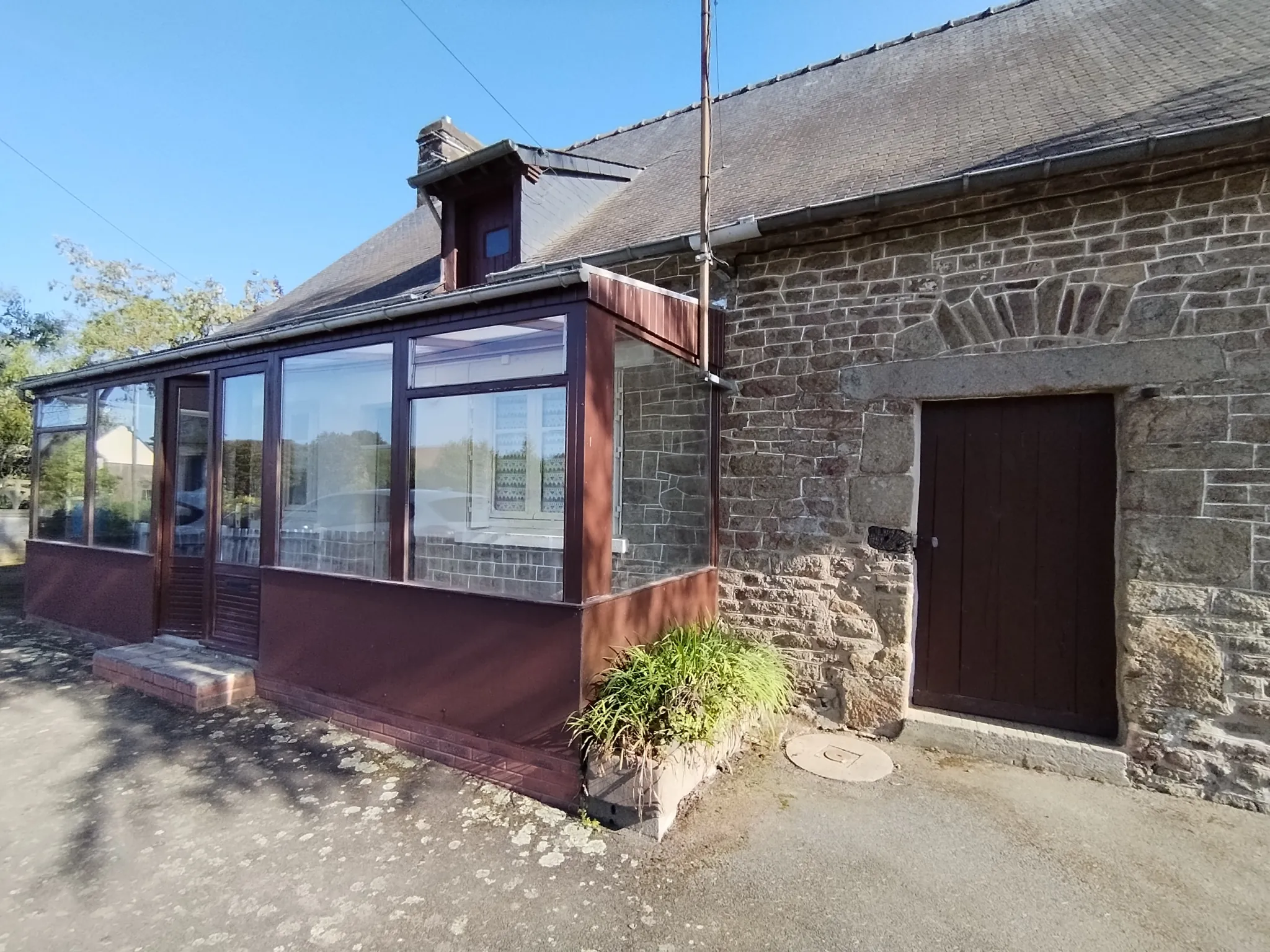 Maison à rénover de 48 m² avec grand terrain à Romagné 