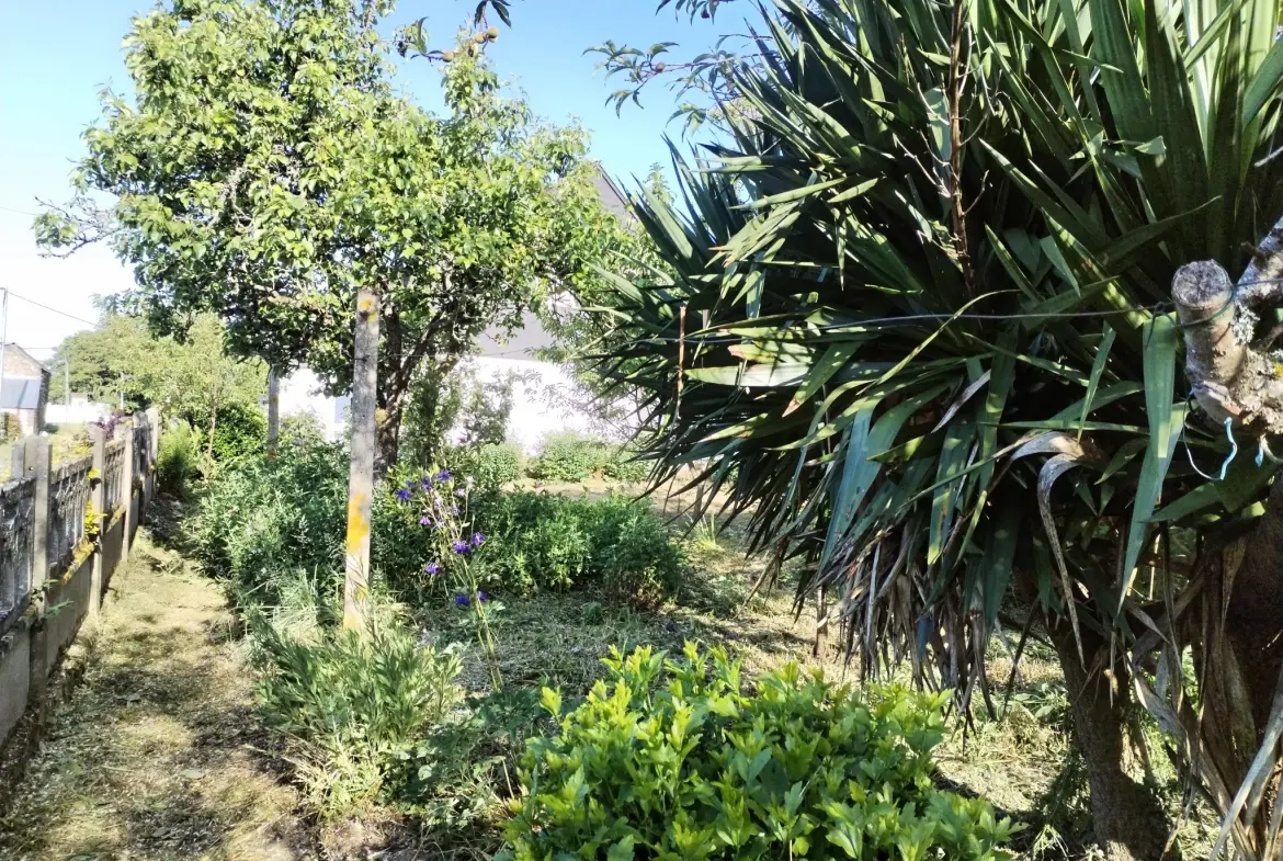Maison à rénover de 48 m² avec grand terrain à Romagné 