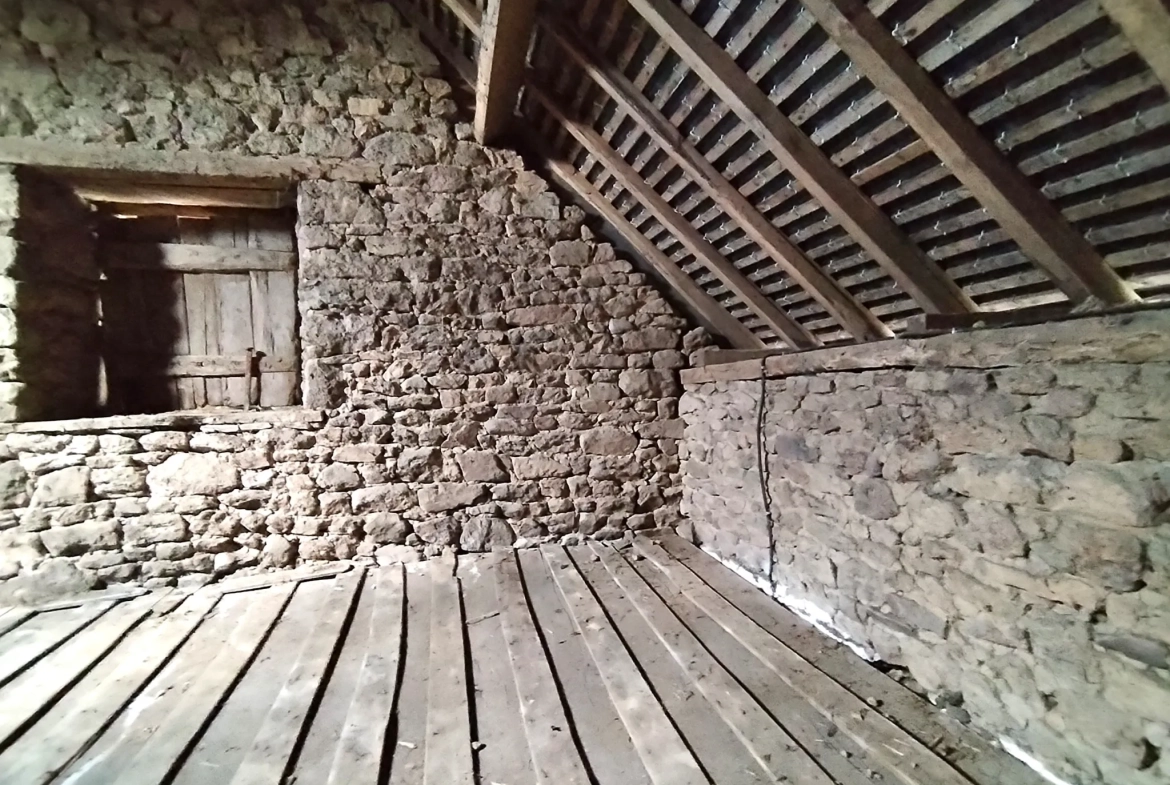 Maison à rénover de 48 m² avec grand terrain à Romagné 