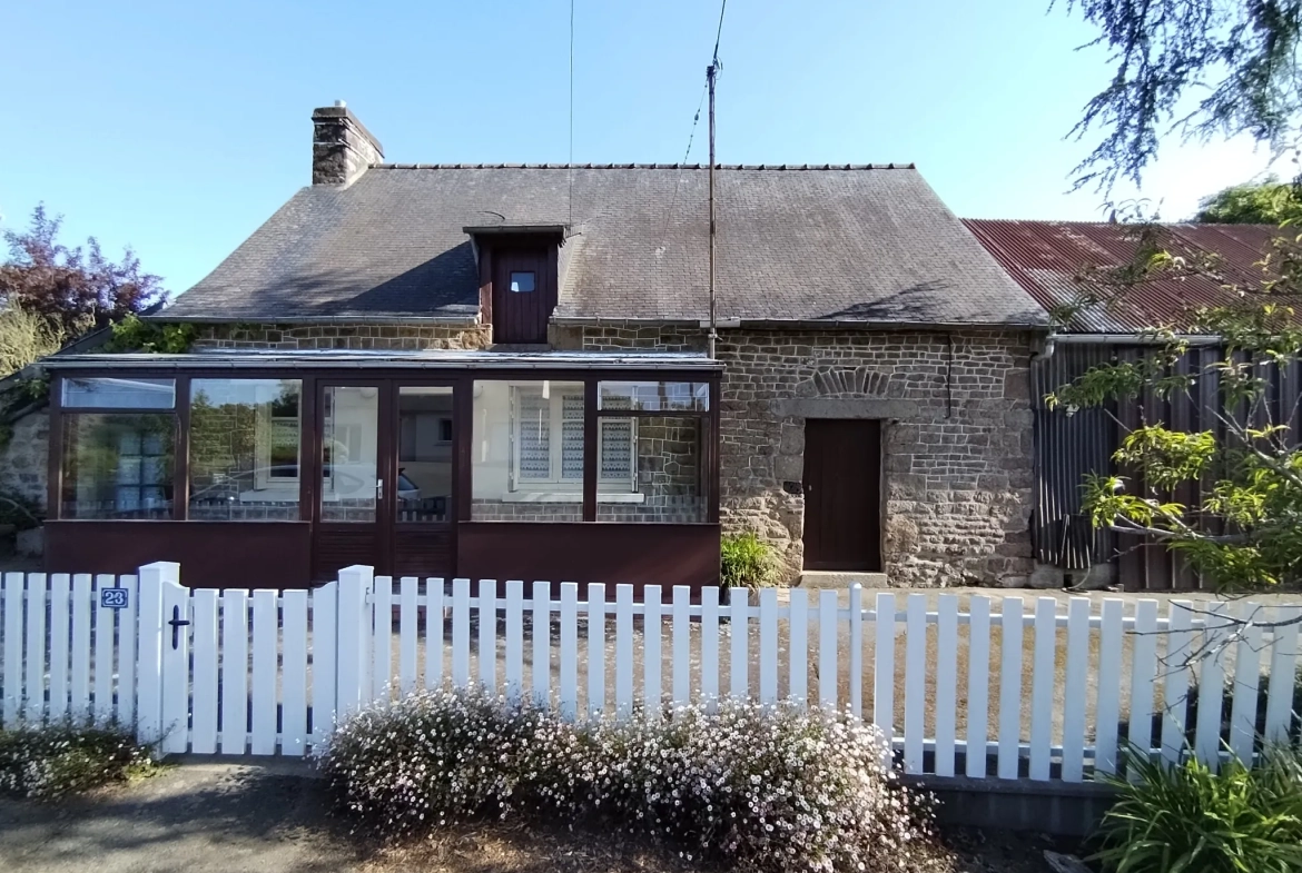 Maison à rénover de 48 m² avec grand terrain à Romagné 