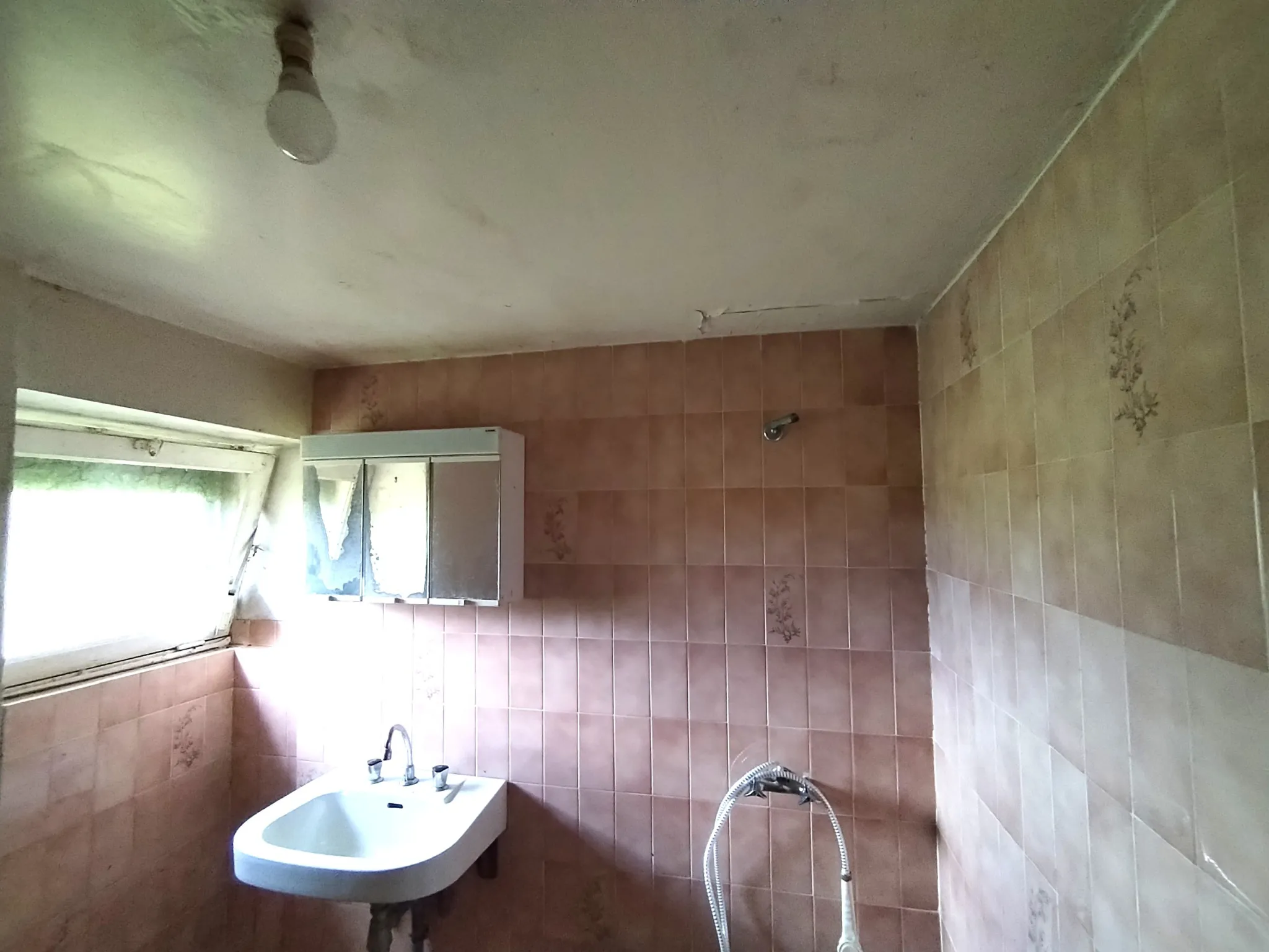 Maison à rénover de 48 m² avec grand terrain à Romagné 