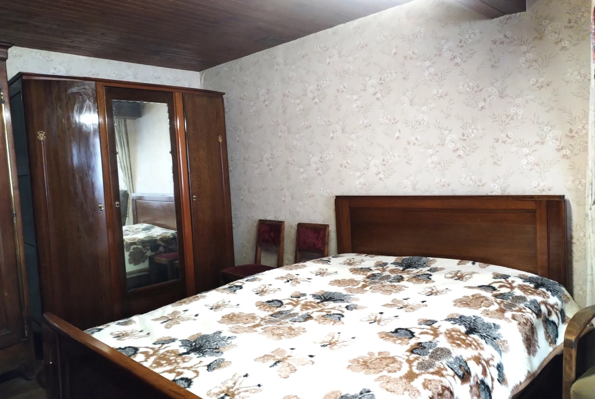 Maison à rénover de 48 m² avec grand terrain à Romagné 