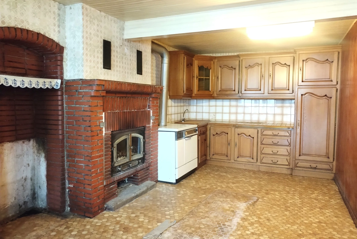 Maison à rénover de 48 m² avec grand terrain à Romagné 