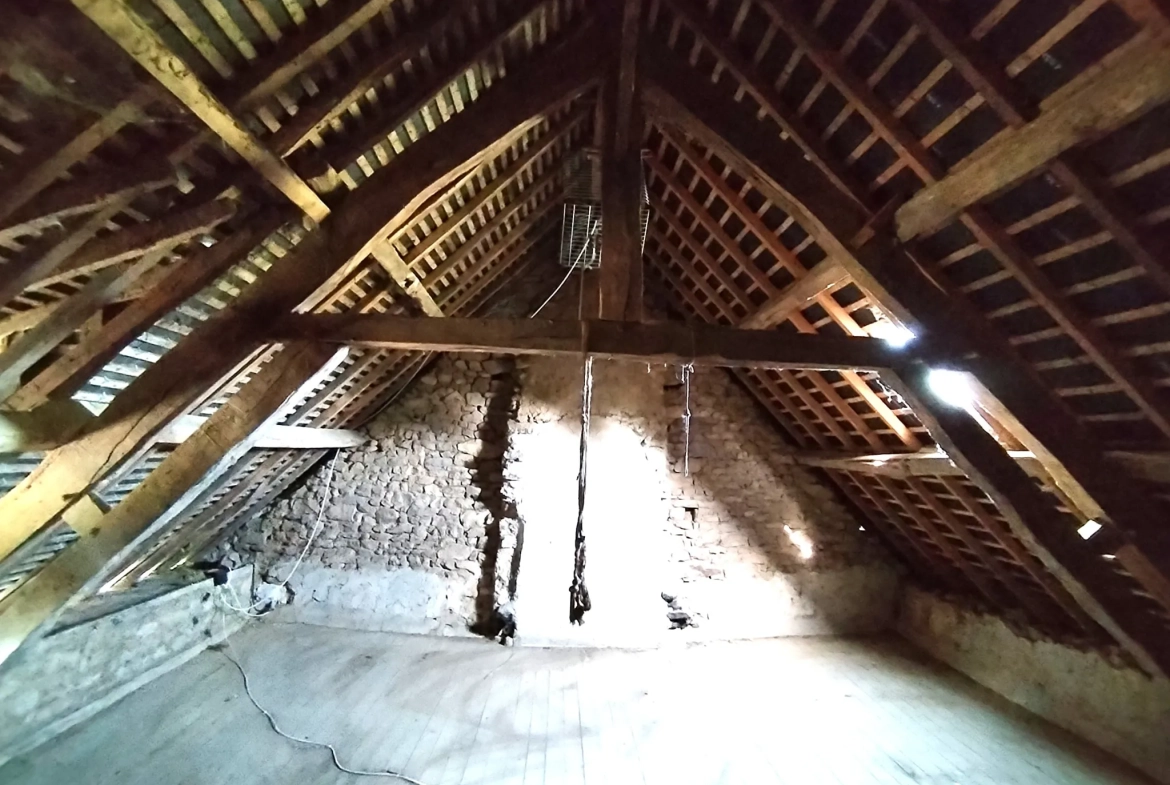 Maison à rénover de 48 m² avec grand terrain à Romagné 