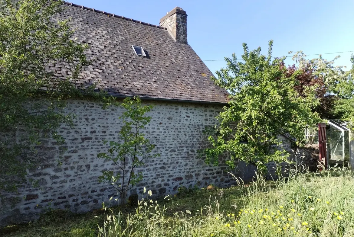 Maison à rénover de 48 m² avec grand terrain à Romagné 